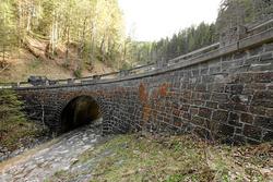 Brücke von Polensky & Zöllner über den Larosbach